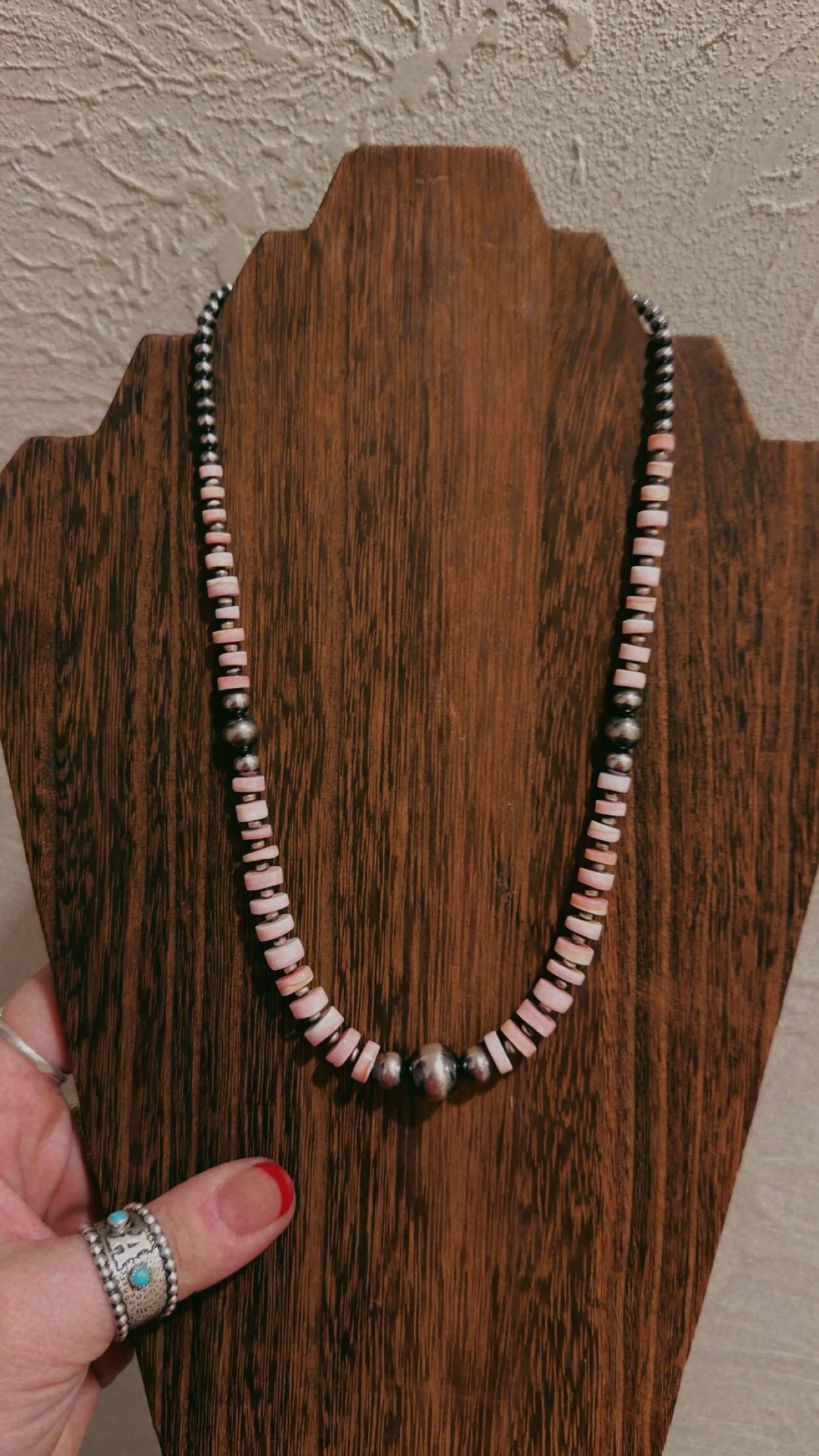 18" Graduated pearls with pink conch