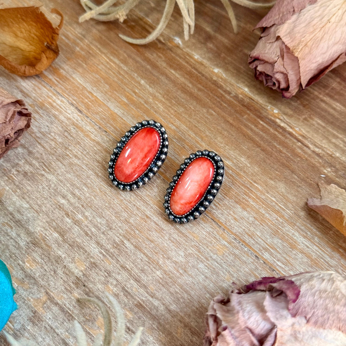Red Spiny Oyster Beaded Border Stud Earrings