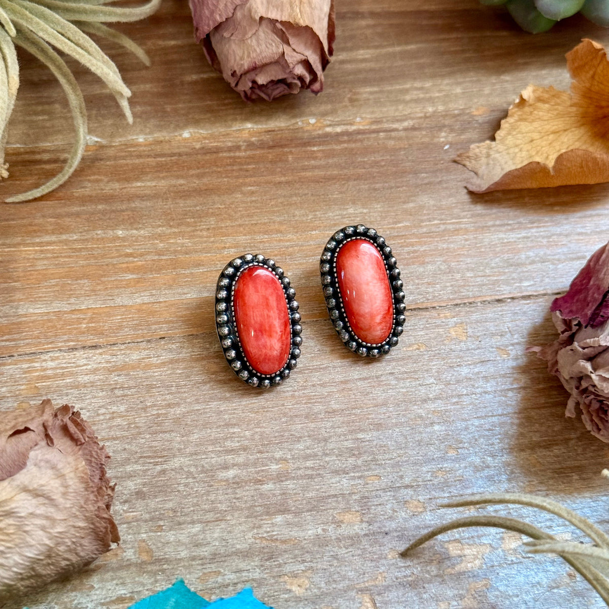 Red Spiny Oyster Beaded Border Stud Earrings