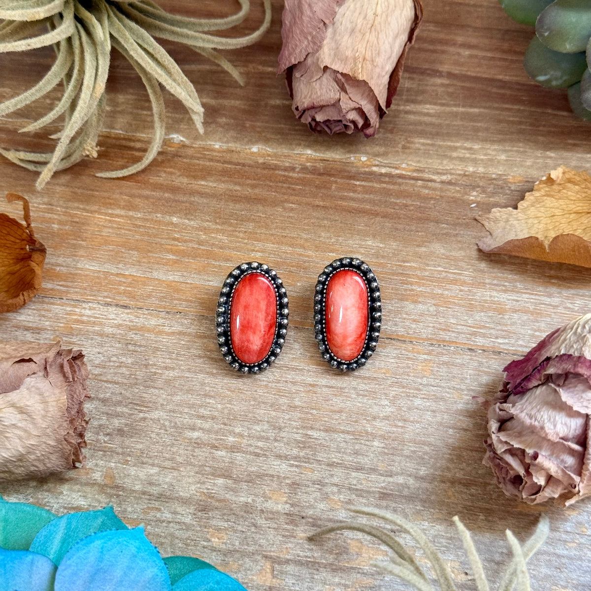 Red Spiny Oyster Beaded Border Stud Earrings